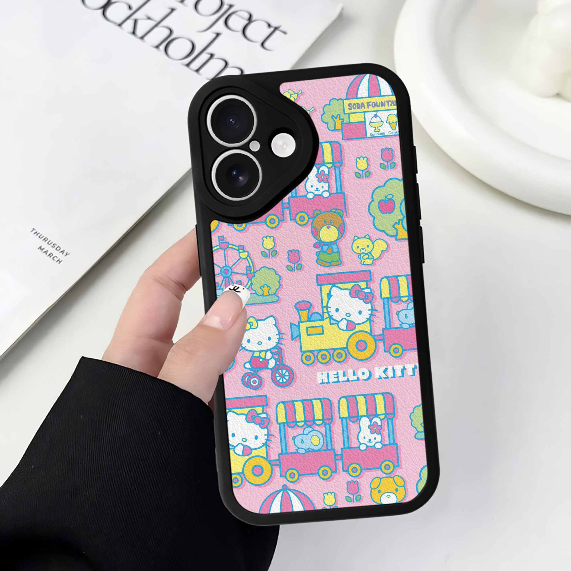 （画像用） Hello Kitty ハローキティ 【iPhone 16シリーズ対応】シリコンスマホケース（レザー調） 材質：シリコン